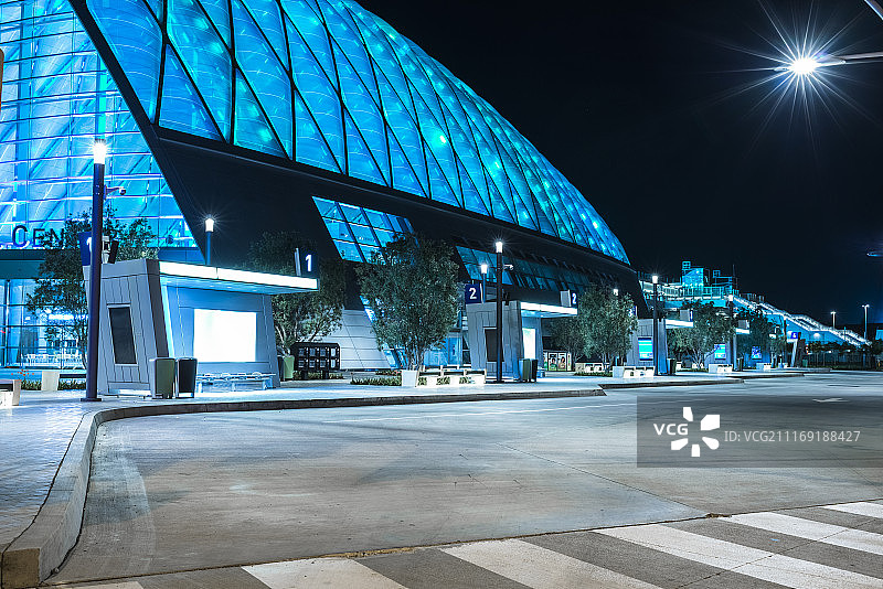 彩色照明现代玻璃建筑前的等候区图片素材