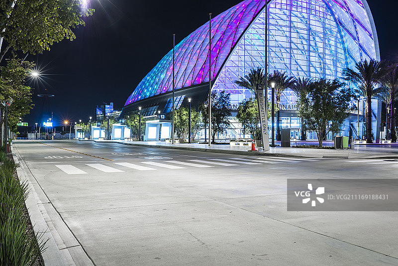 彩色照明现代玻璃建筑前的等候区图片素材