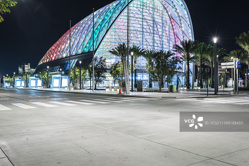 彩色照明现代玻璃建筑前的等候区图片素材