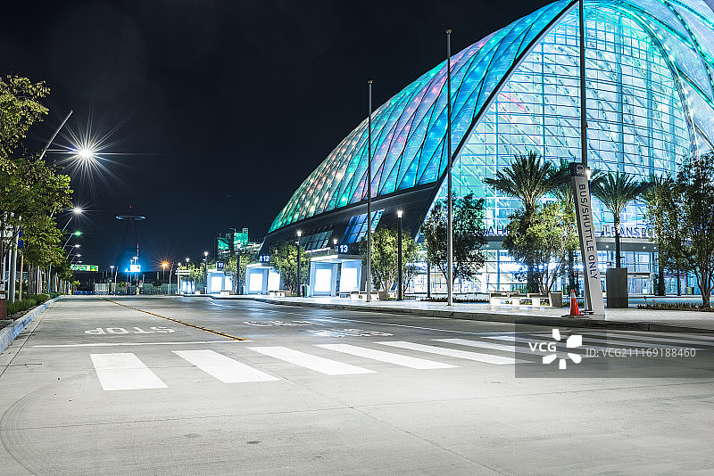 彩色照明现代玻璃建筑前的等候区图片素材