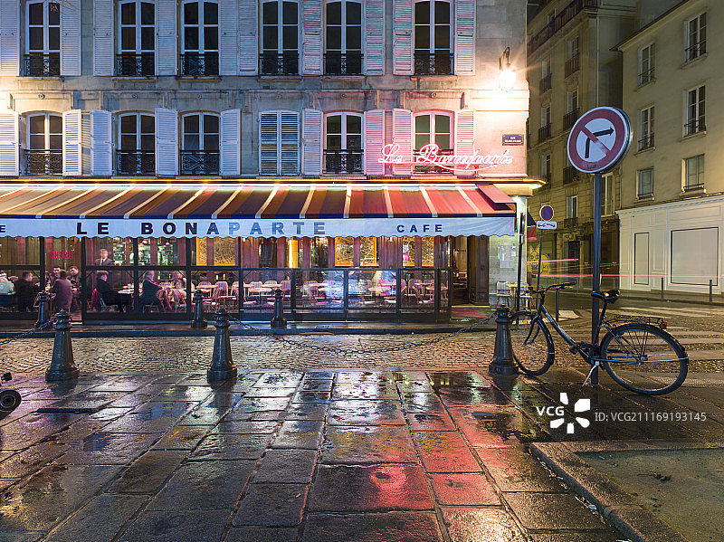 夜晚巴黎咖啡馆前的鹅卵石路图片素材
