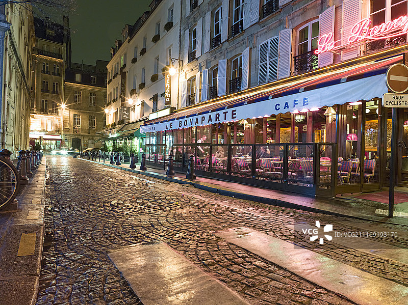 夜晚巴黎咖啡馆前的鹅卵石路图片素材