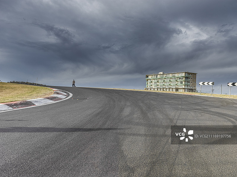 阴沉天空下的F1赛道图片素材