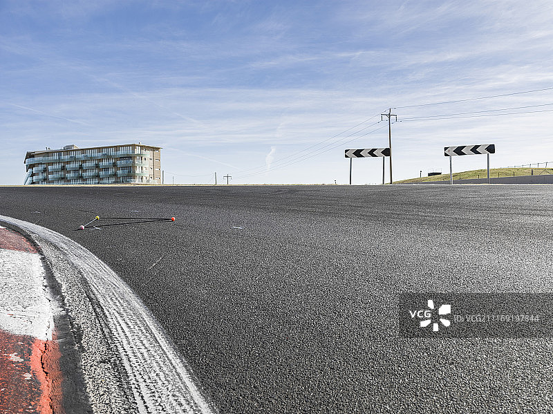 蓝天下的一级方程式赛道图片素材