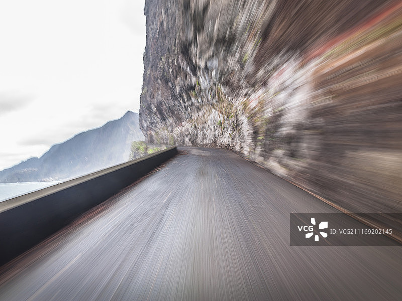 潮湿的沿海公路弯道图片素材