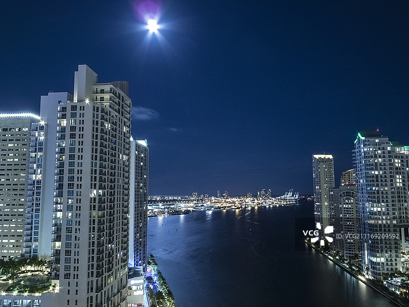 俯瞰夜晚的摩天大楼图片素材