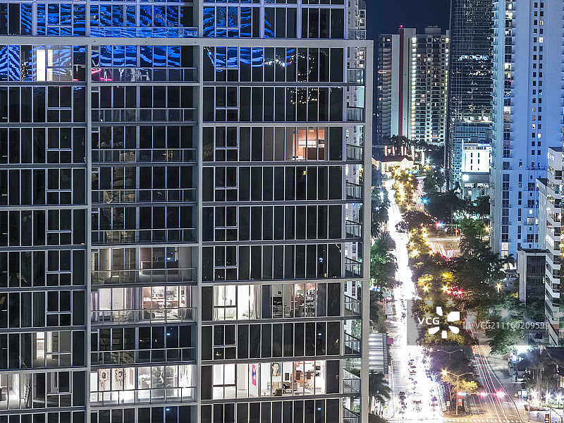 俯瞰夜晚的摩天大楼图片素材