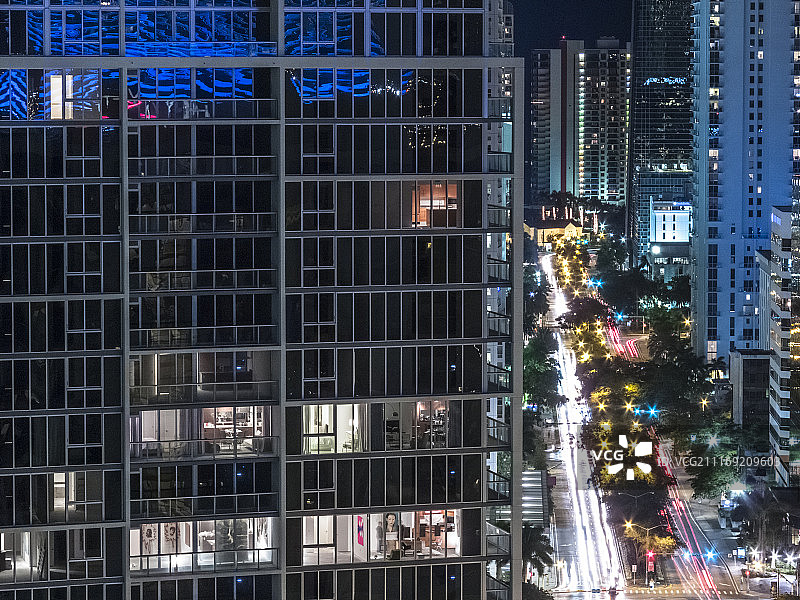 俯瞰夜晚的摩天大楼图片素材