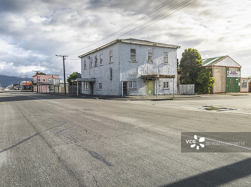 背景是房屋和建筑物的宽阔沥青路图片素材