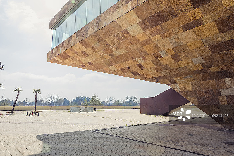 西班牙莱里达的现代石材瓷砖建筑外观图片素材