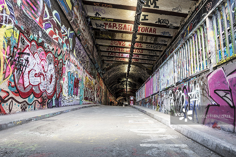 英国伦敦涂满涂鸦的砖砌隧道图片素材