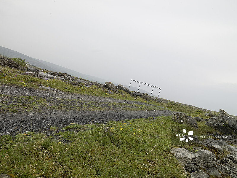 穿过岩石贫瘠乡村的石路图片素材