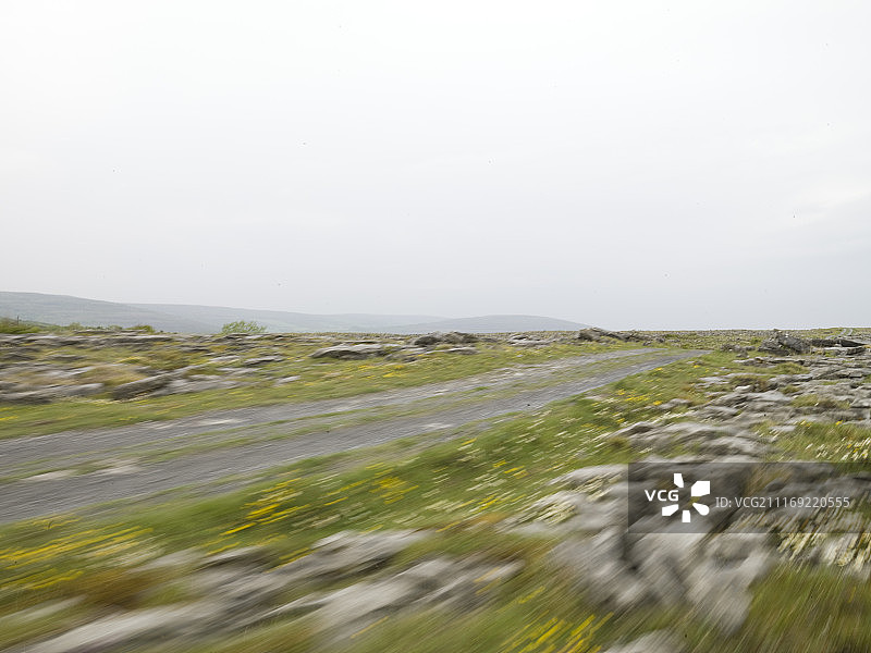 穿过岩石贫瘠乡村的石路图片素材