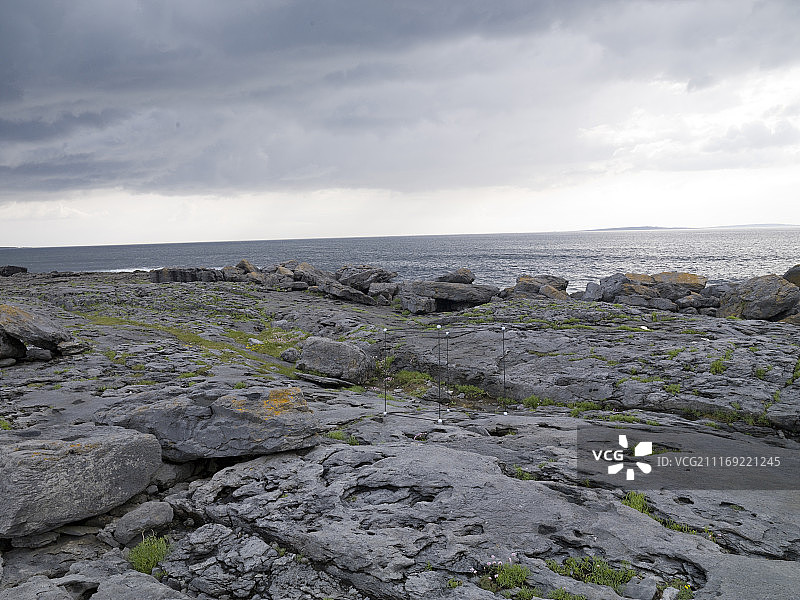 俯瞰大海的崎岖岩石地形图片素材