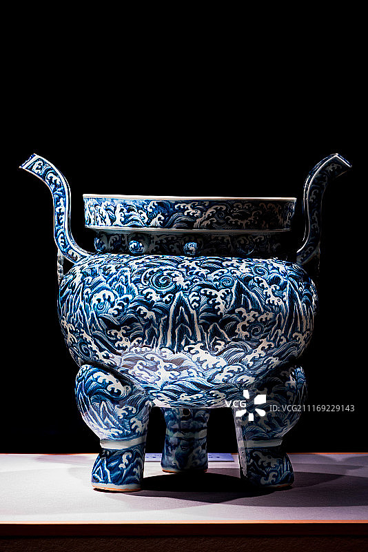 明代永乐景德镇官窑青花寿山福海纹香炉，南京博物院藏图片素材