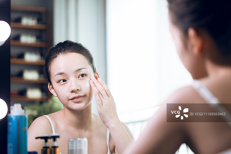 东方年轻女性做面膜图片素材