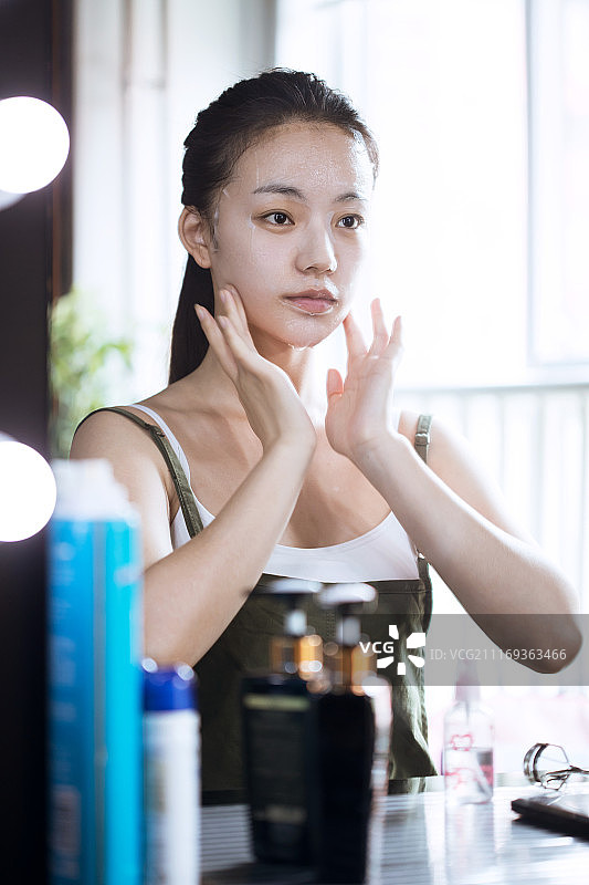 东方年轻女性做面部护理图片素材