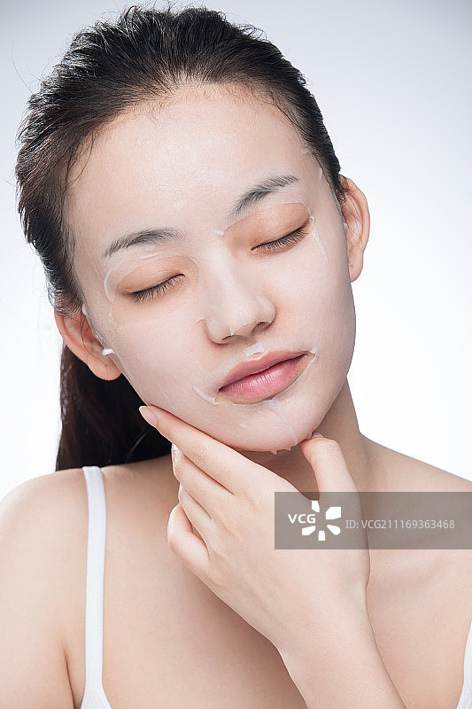 东方年轻女性做面部护理图片素材