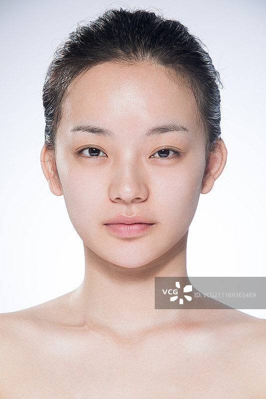 东方年轻女性素颜面部特写图片素材