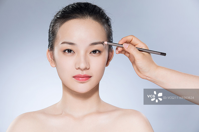 正在化妆的年轻女性图片素材