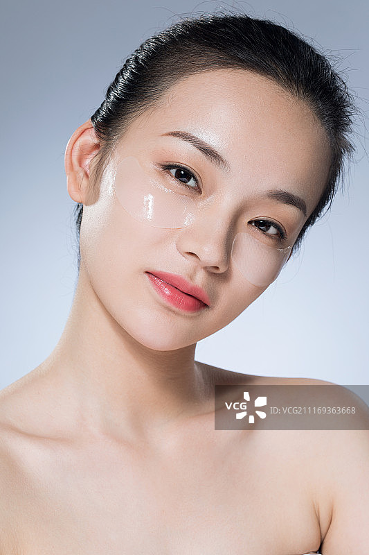 东方年轻女性做面部护理图片素材