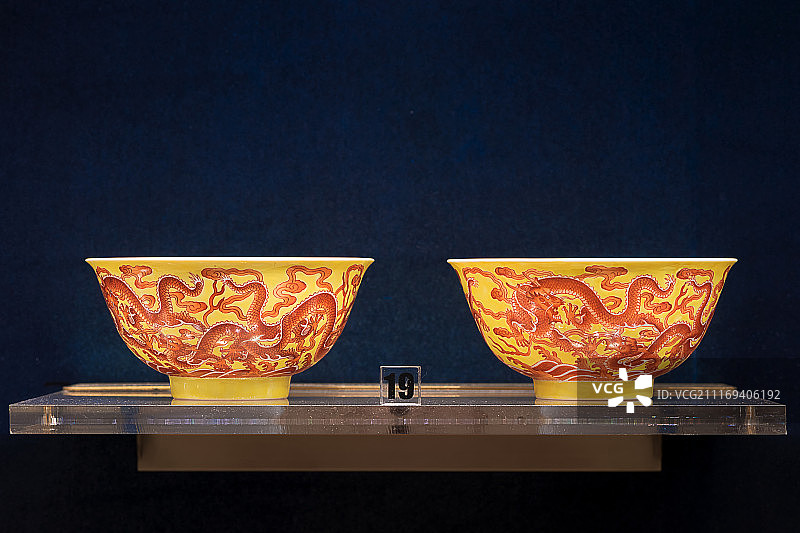 清乾隆黄地红彩龙纹碗图片素材