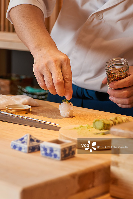 日料师傅在制作寿司图片素材