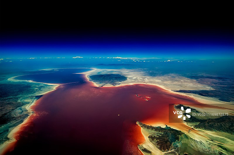 红色湖泊的卫星视图图片素材