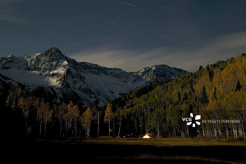 月光下的露营图片素材