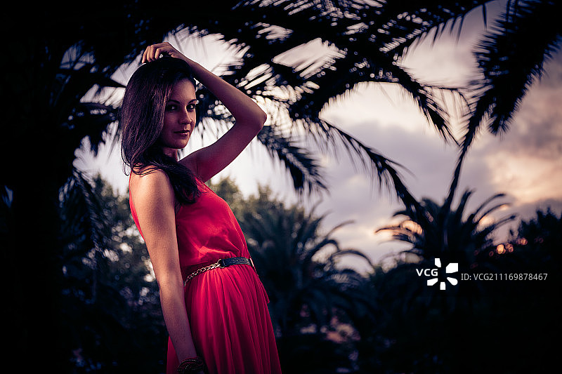 棕榈树下的红裙女人肖像图片素材