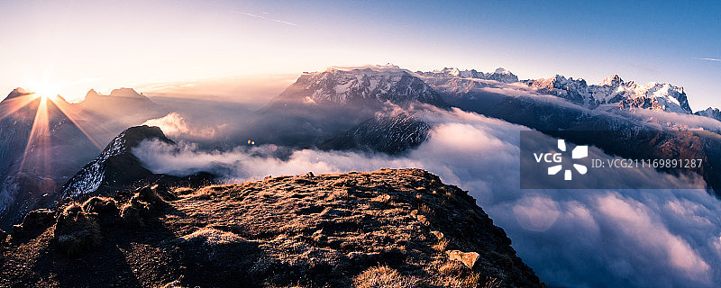 法国阿尔卑斯山莱斯金斯国家公园的日出图片素材