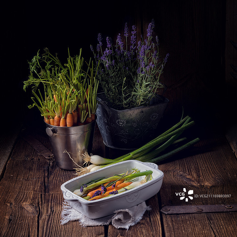 准备烘烤的胡萝卜和小葱图片素材