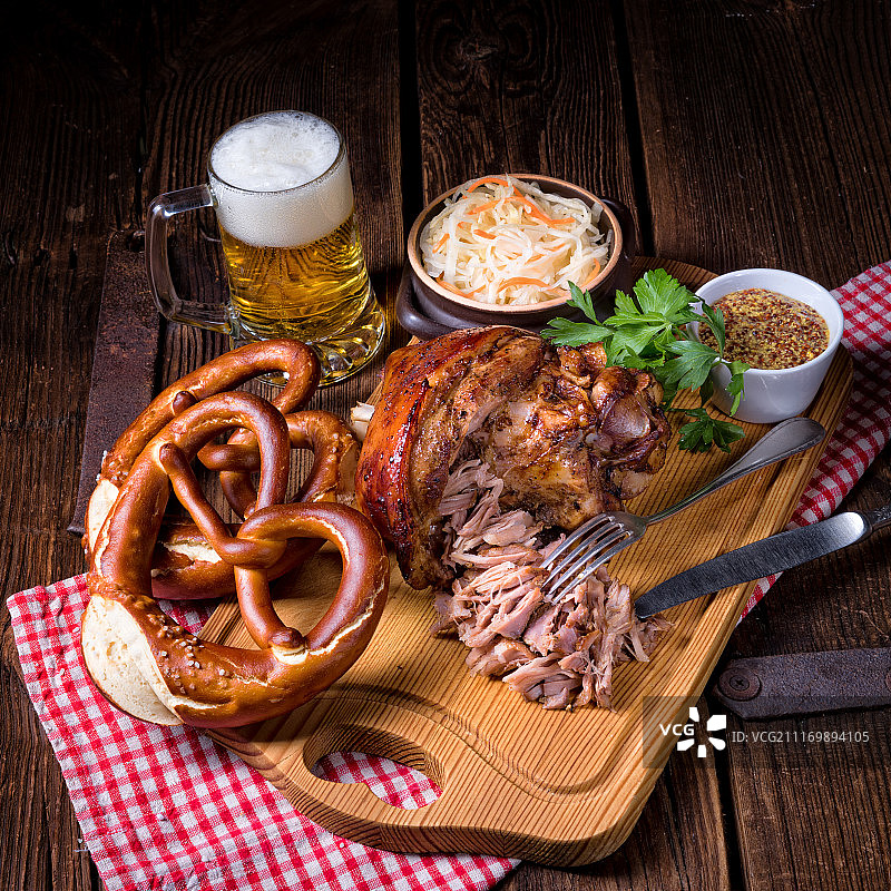 为啤酒节准备的新鲜肘子图片素材