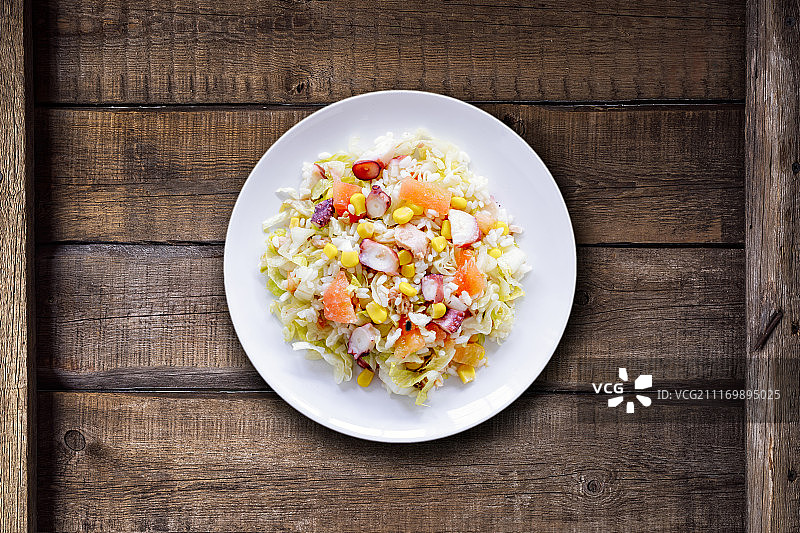 夏日冷沙拉：米饭、章鱼、玉米和蔬菜图片素材