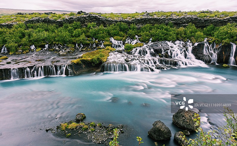 Hraunfossar瀑布的30秒图片素材