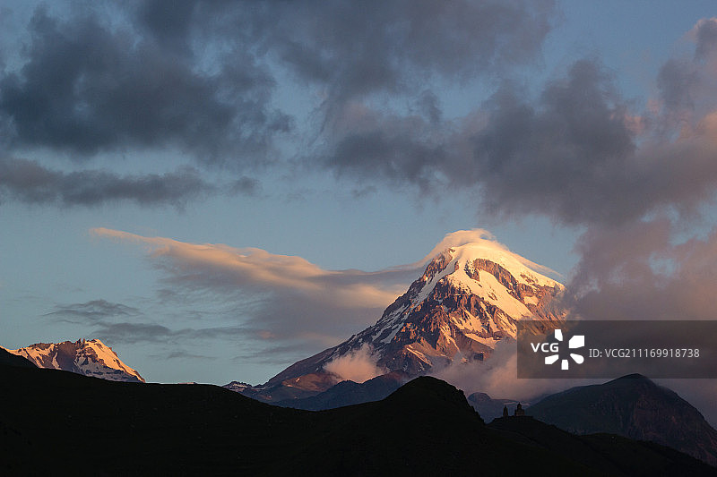卡兹别克山和格尔盖蒂圣三一教堂的日出图片素材