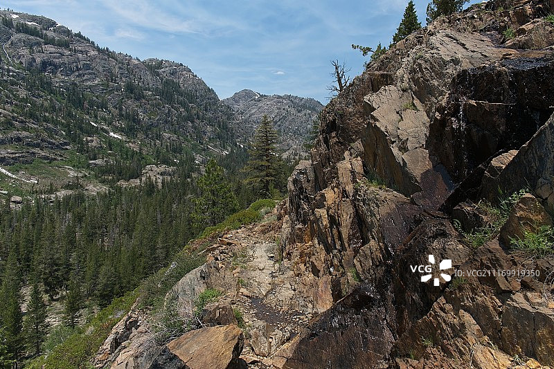 徒步下到河边图片素材