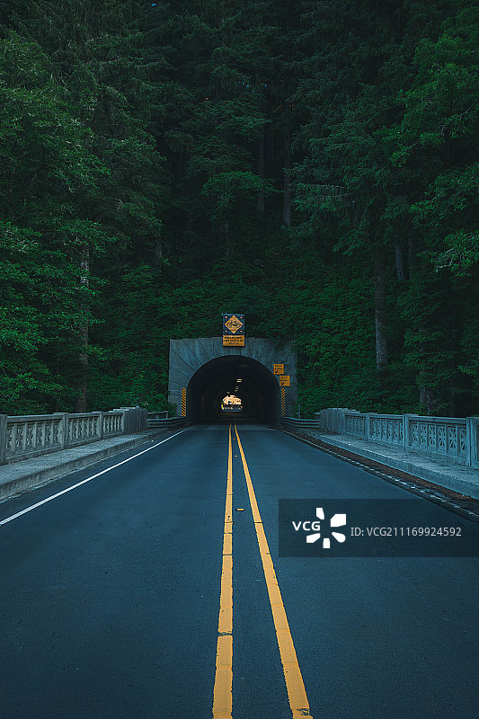 通往森林山丘隧道的公路图片素材