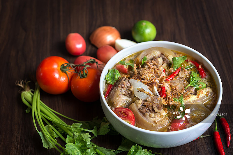 传统清真风味香辣牛尾汤顶视图图片素材