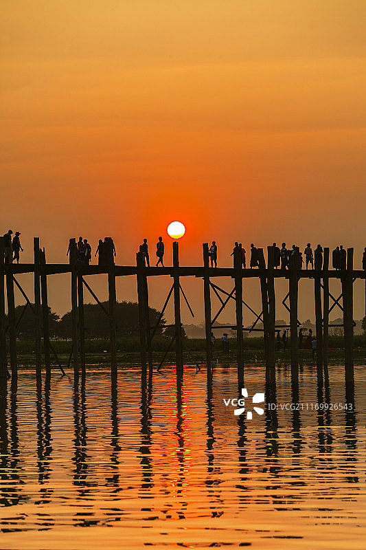 乌本桥上的日落图片素材