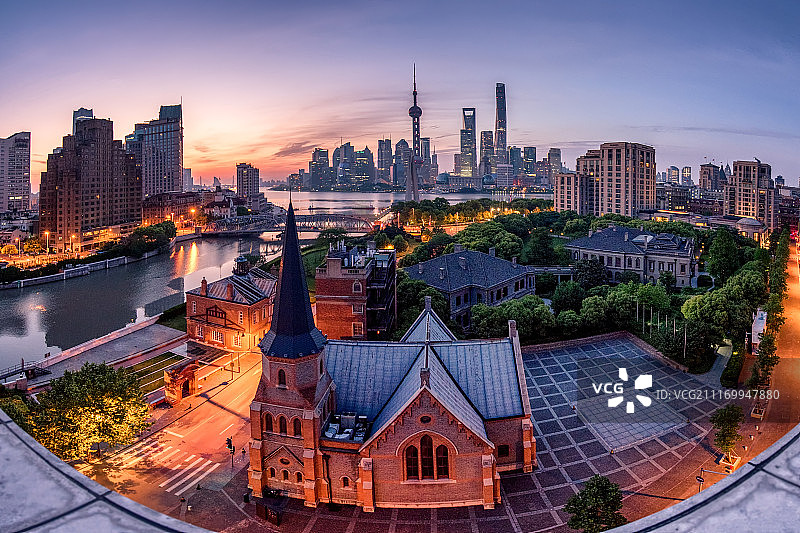 上海外滩圆明园路原新天安堂日出全景图片素材
