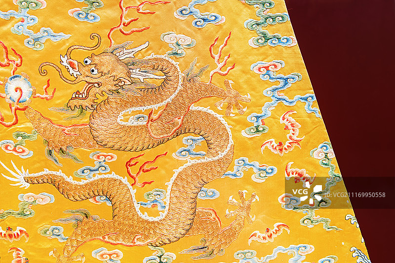 明黄缎绣云龙纹朝袍 清乾隆 故宫博物院藏图片素材
