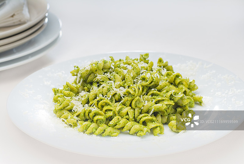 意大利螺旋意面和青酱图片素材