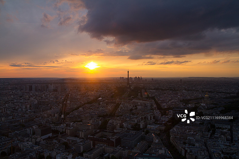 巴黎埃菲尔铁塔日落时分，蒙帕纳斯视角图片素材