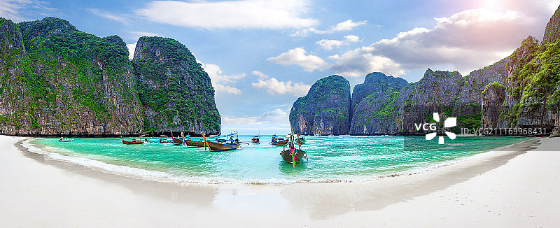 皮皮岛玛雅湾长船与蓝色海水全景图片素材