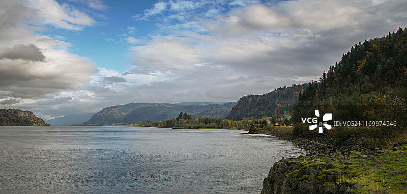 从胡德河眺望哥伦比亚河图片素材