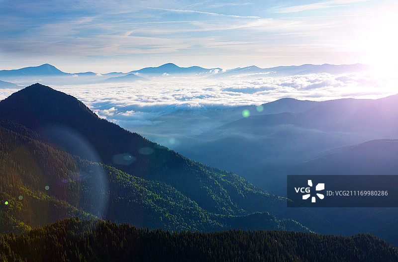 清晨的喀尔巴阡山脉图片素材