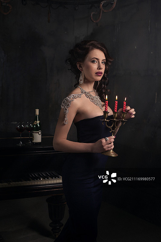 身穿黑色连衣裙的美丽女人肖像图片素材