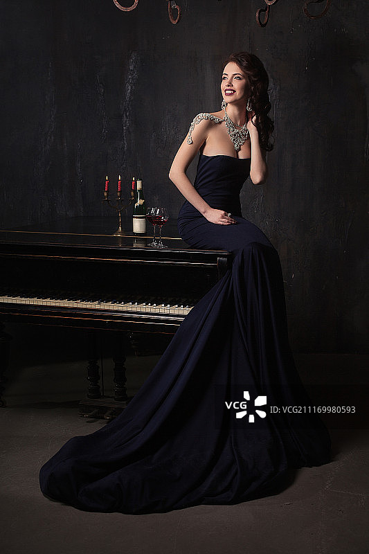 身穿黑色连衣裙的美丽女人肖像图片素材