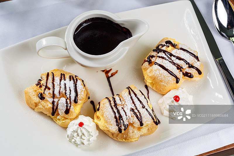 黑巧克力闪电泡芙图片素材